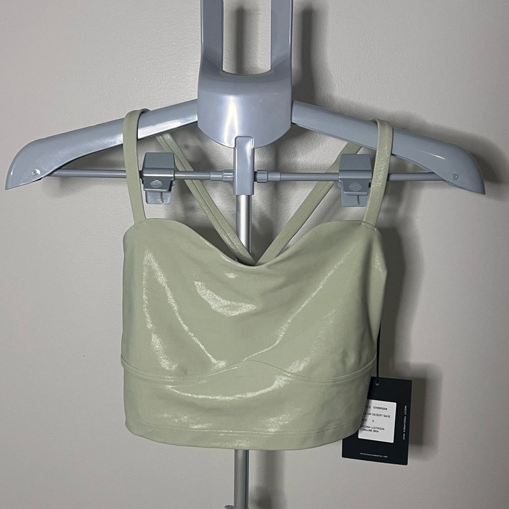 Lustrous sweetheart neckline sports bra
